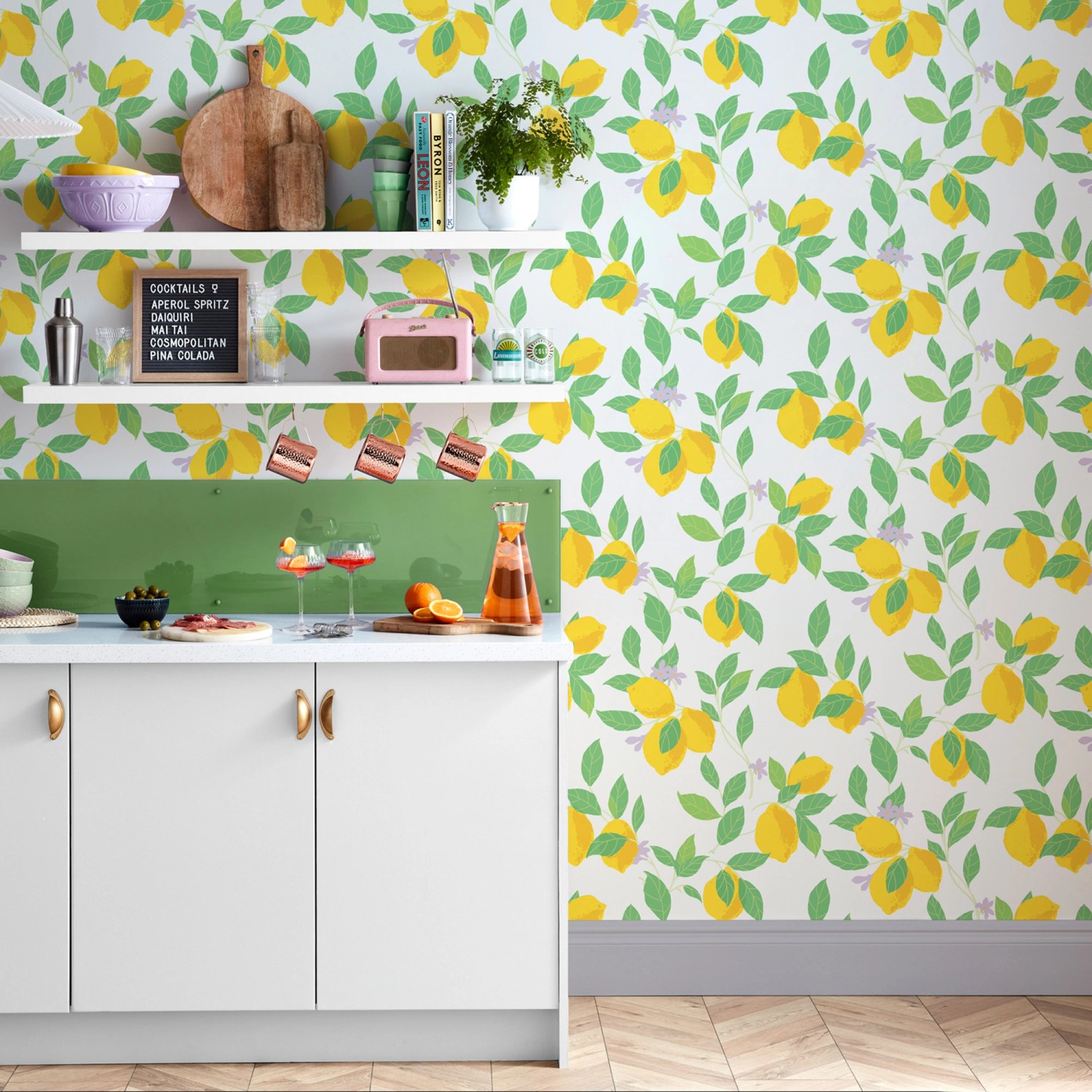 Fröhliche Vliestapete mit Zitronenmuster in Grün und Gelb für eine fruchtige Wandgestaltung.