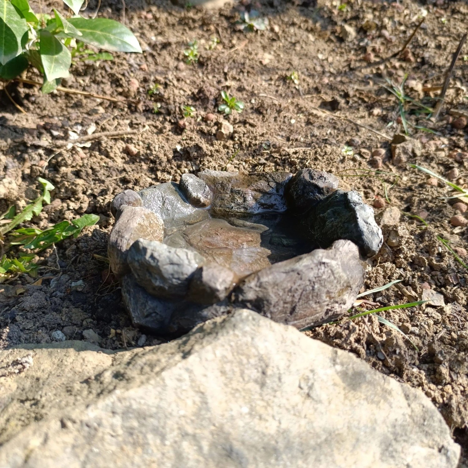 Kleine Intergarden Vogeltränke in Steinoptik mit Wasser für Vögel und Insekten.