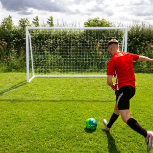 Fußballtor 3.6m mit Torwand und Tragetasche. Fußballspieler beim Schuss.