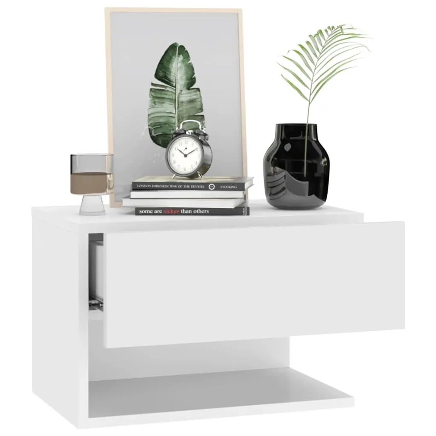 Zwei weiße Wand-Nachttische aus Holzwerkstoff mit Schublade und Ablagefläche. Dekoriert mit Uhr, Vase und Bild.
