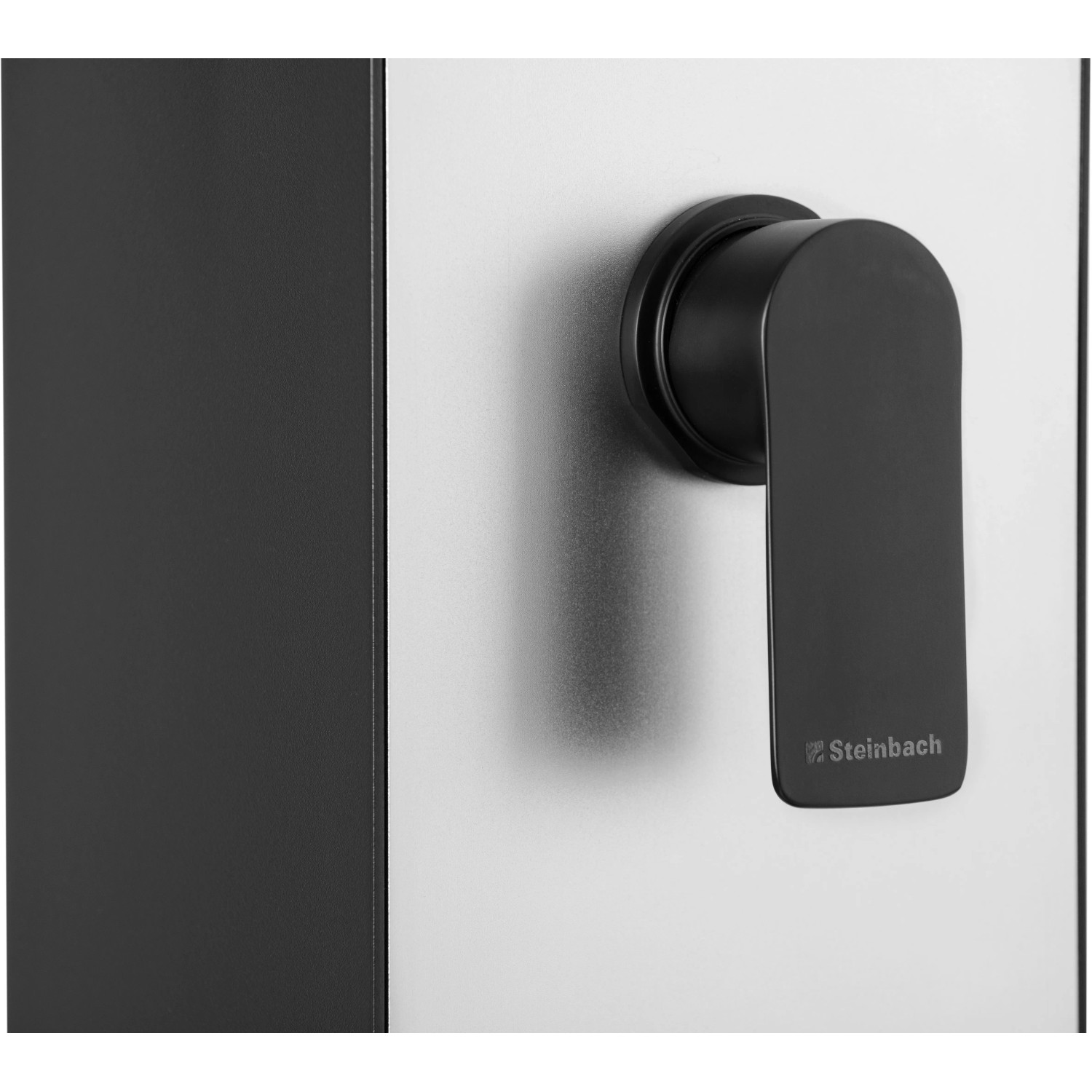 Detailaufnahme: Schwarzer Hebel der Steinbach Solardusche Skyfall Chrome.