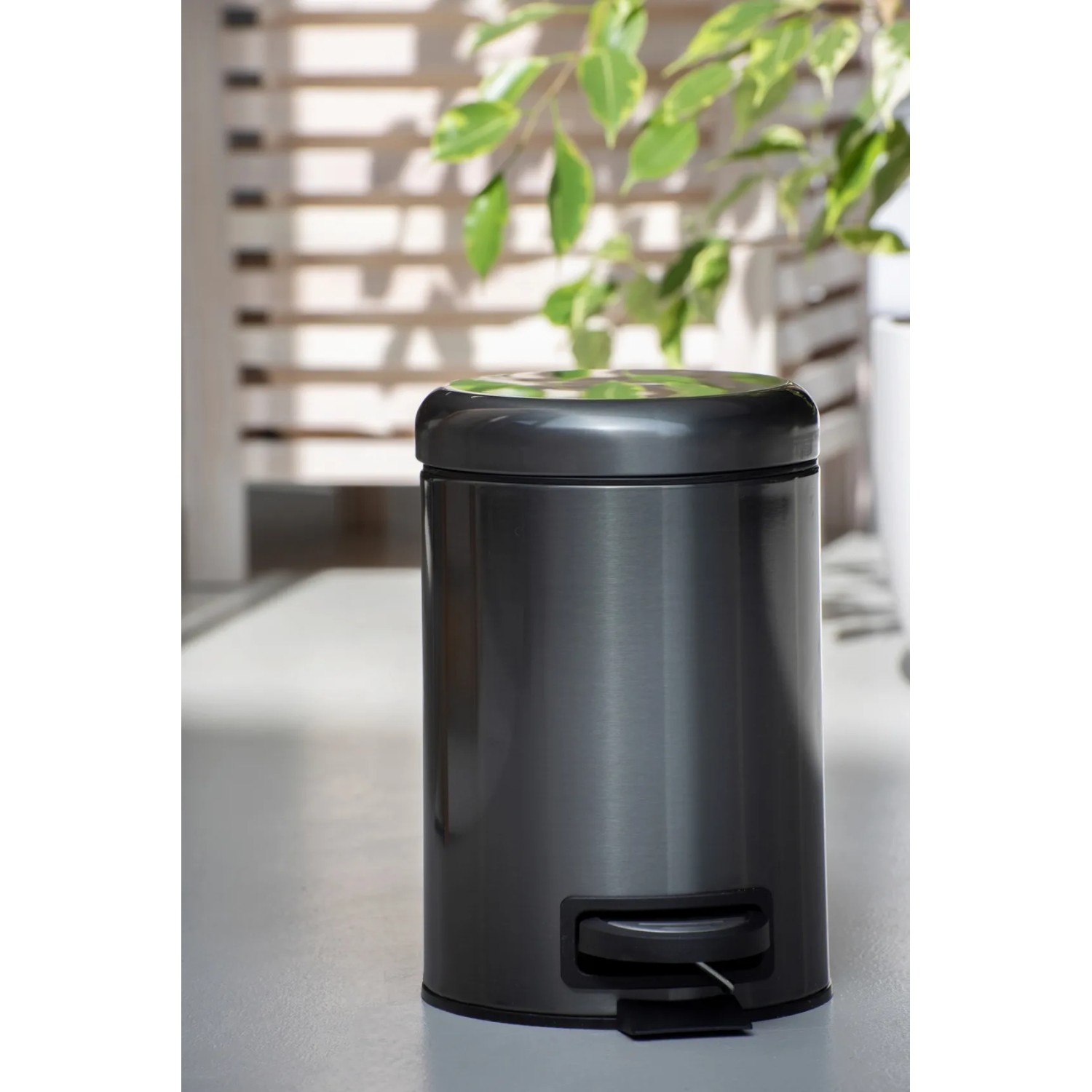 Wenko Kosmetik-Treteimer Leman, 3 l, Metallic-Schwarz, aus Edelstahl.