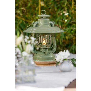 Feuerhand Sturmlaterne Baby Special mit Reflektorschirm in Salbeigrün für blendfreies Licht.