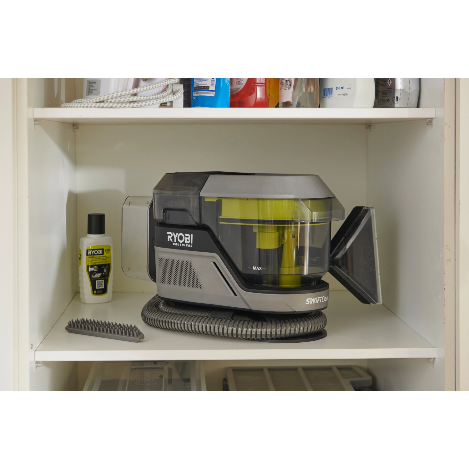 Ryobi Akku-Textilreiniger RDC18BL-0 im Regal mit Zubehör. Handstaubsauger für Polster und Teppiche.