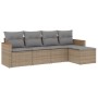 Beige 5-tlg. Garten-Sofagarnitur aus Rattan mit hellgrauen Kissen.