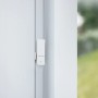 Bosch Smart Home Fenster-/Türsensor II Weiß an einem weißen Fensterrahmen.