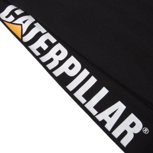 Detailansicht: Schwarzes Cat Langarmshirt Banner mit weißem Caterpillar Logo am Ärmel.