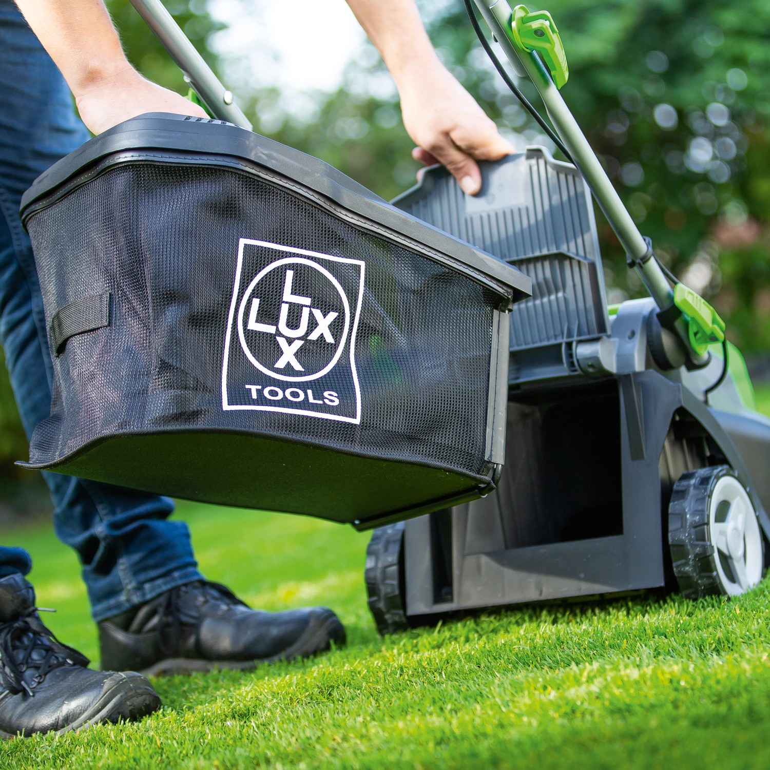 LUX Akku-Rasenmäher mit Fangkorb im Einsatz auf Rasenfläche.