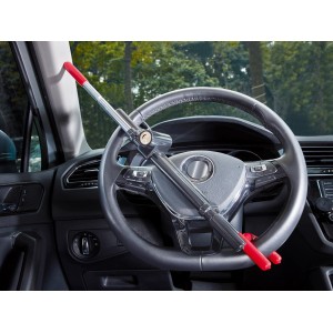 Lenkrad-Absperrstange am Lenkrad eines Autos, silberfarben mit roten Enden.