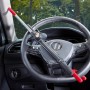 Lenkrad-Absperrstange am Lenkrad eines Autos, silberfarben mit roten Enden.