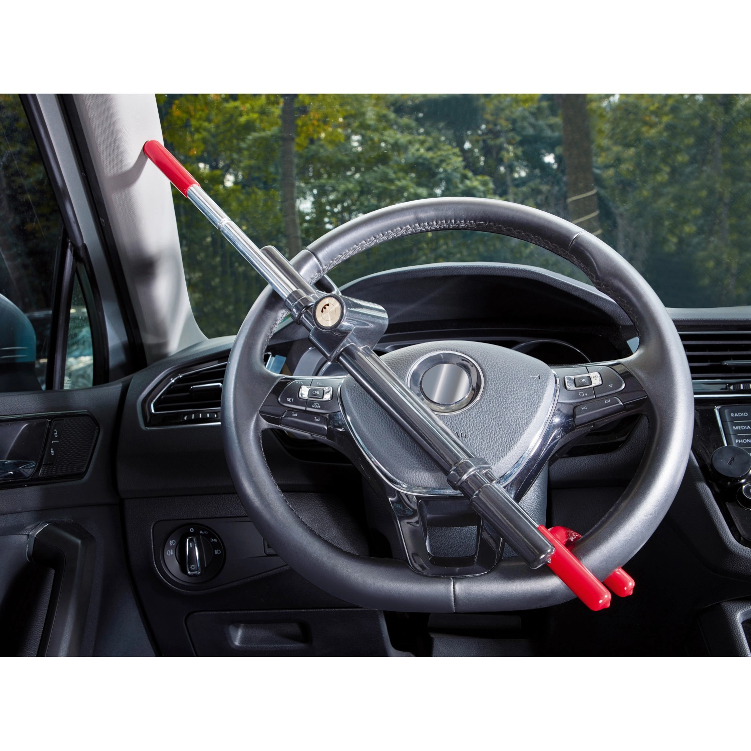 Lenkrad-Absperrstange am Lenkrad eines Autos, silberfarben mit roten Enden.