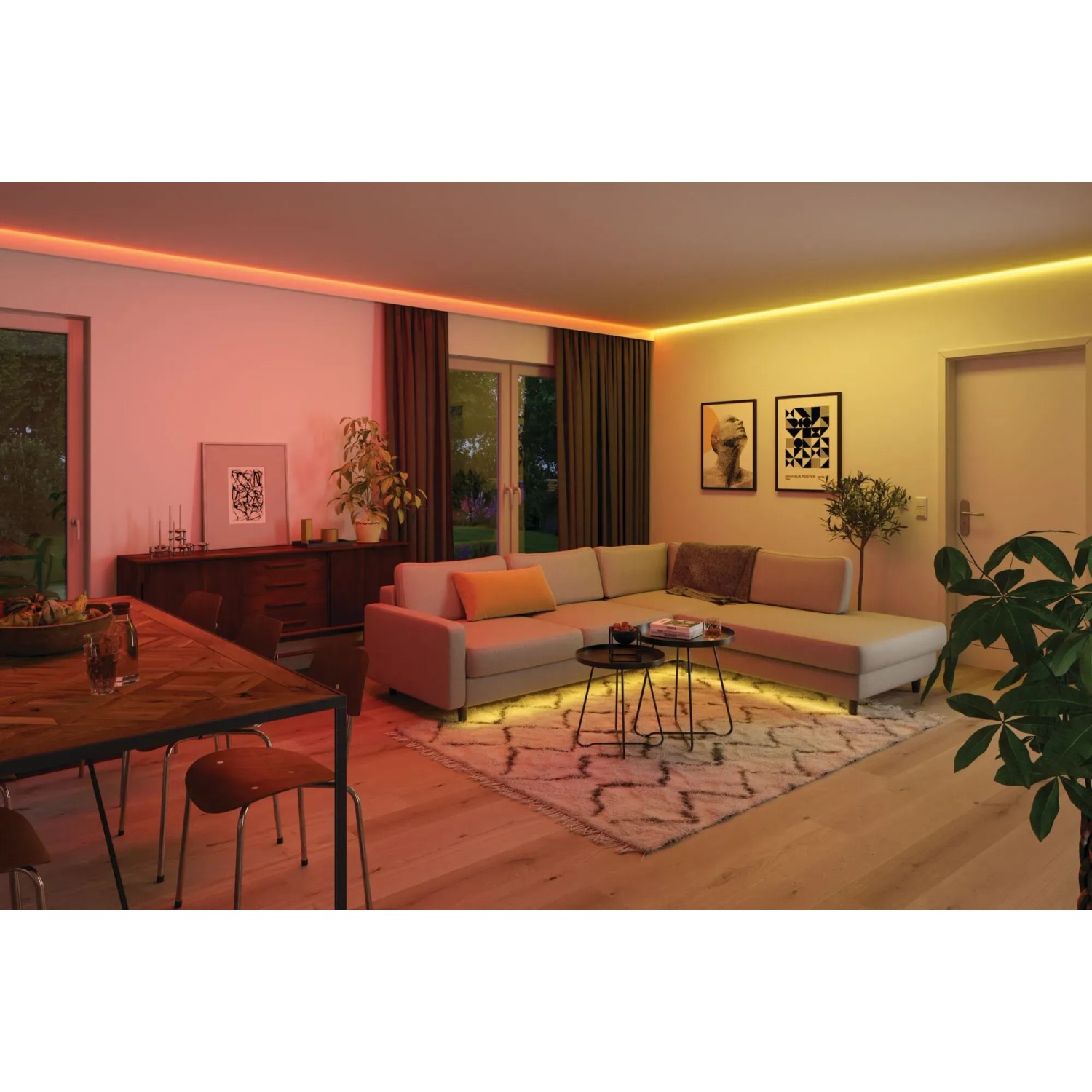 Wohnzimmer mit Paulmann LED-Strip MaxLED RGBW für indirekte Beleuchtung.
