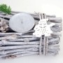 Länglicher, weißer Adventskranz aus Holz (60x16x9cm) mit Kerzen und Deko.