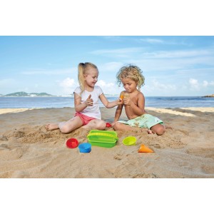 Hape Eisdiele-Förmchen Sandspielzeug, 8-teiliges Set mit Eimer, Förmchen und Schaufel am Strand.