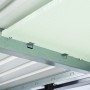 Detailaufnahme des Innenraums vom Biohort HighLine Gerätehaus mit Isolierung und Metallrahmen.