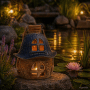 Dekorative, braune XL Gartenlaterne aus Keramik mit blauem Dach und warmem Lichtschein.