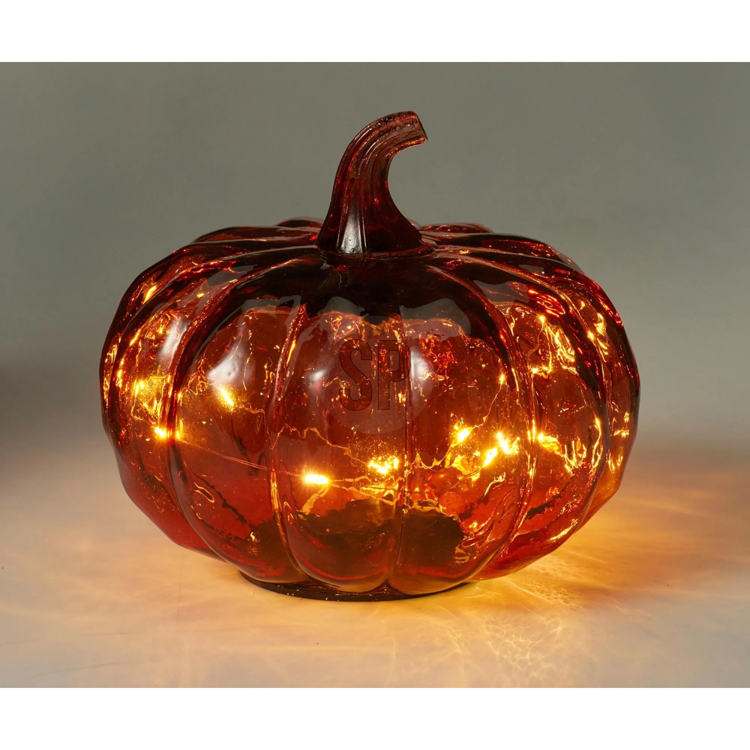 Orange Kürbis Glaslampe mit leuchtenden LEDs, ideal als Herbst- oder Halloween-Dekoration. Batteriebetrieben.