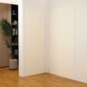 Elfenbeinweiße Duschrückwand aus Aluverbundplatte, 90x90x210cm, als moderne Wandverkleidung in einer Duschecke.
