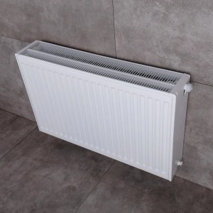 Weißer Belrad Universalheizkörper Typ 33, 900x900 mm, Kompakt- und Ventilheizkörper mit Halterung.