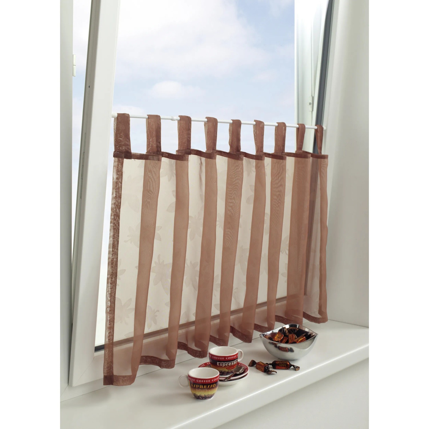 Gardinia Klemmstange, weiß, 60-90cm, 2er-Pack. Vitragestange mit braunem Vorhang am Fenster.