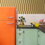 ESTAhome Streifen Tapete in Braun und Sandbeige im Küchenambiente.