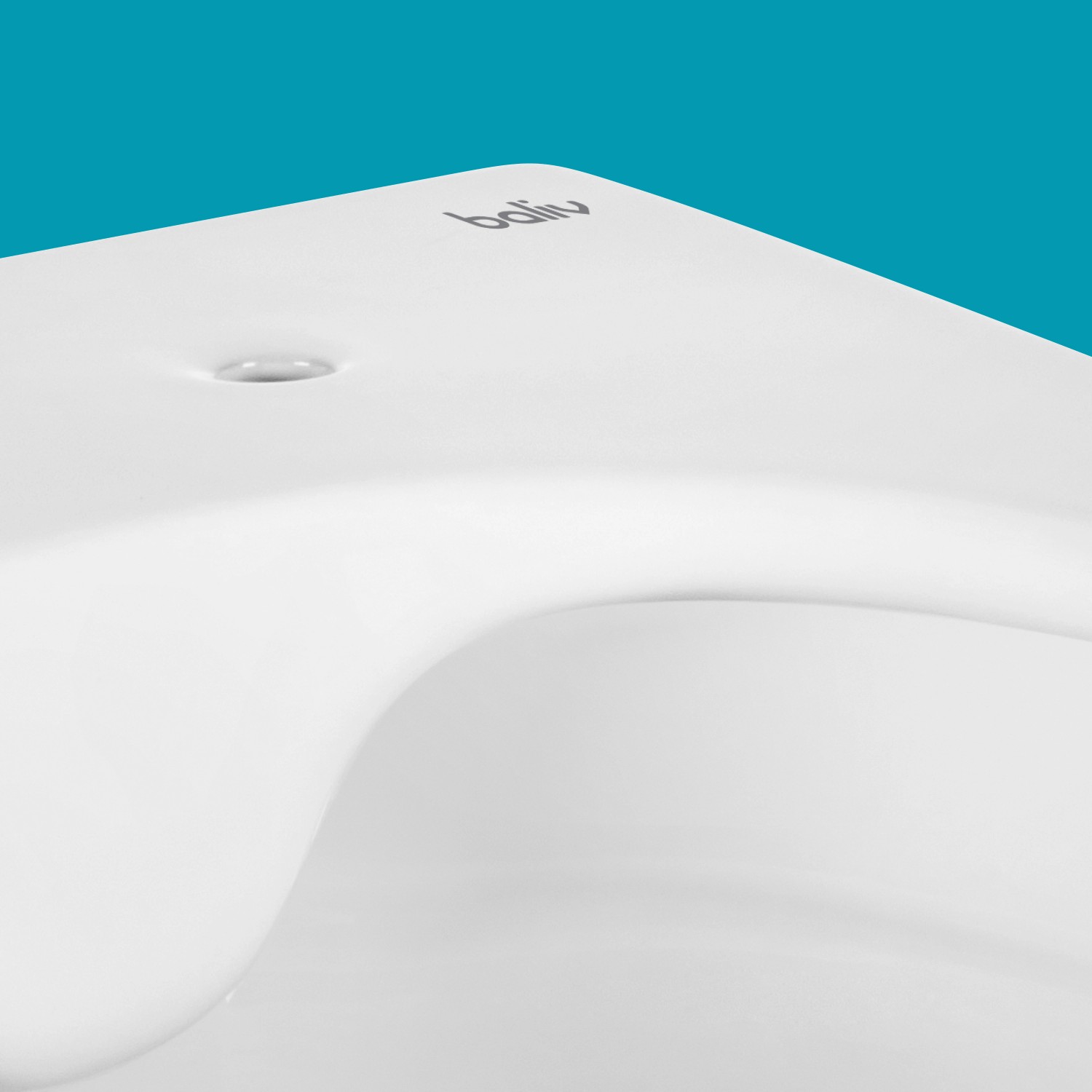 Detailaufnahme des weißen, spülrandlosen baliv Wand WC-Sets Kingston Tiefspüler.