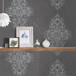 Anthrazitfarbene Textiltapete mit silberfarbenen Barock Ornamenten und Glitzer für ein elegantes Wohnambiente.