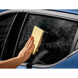 Anwendung: APA Fensterleder reinigt Autoscheibe. Echtes Leder für streifenfreie Sauberkeit.