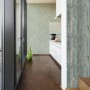 A.S. Creation Vliestapete Decoworld Landhaus Grün mit Holzoptik in Wohnraum-Szene.