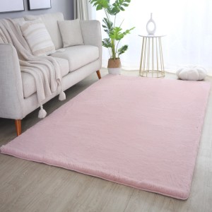 Rosa Kurzflorteppich Pouffy (60x110 cm) im Wohnzimmer. Weicher Teppich für gemütliches Ambiente.