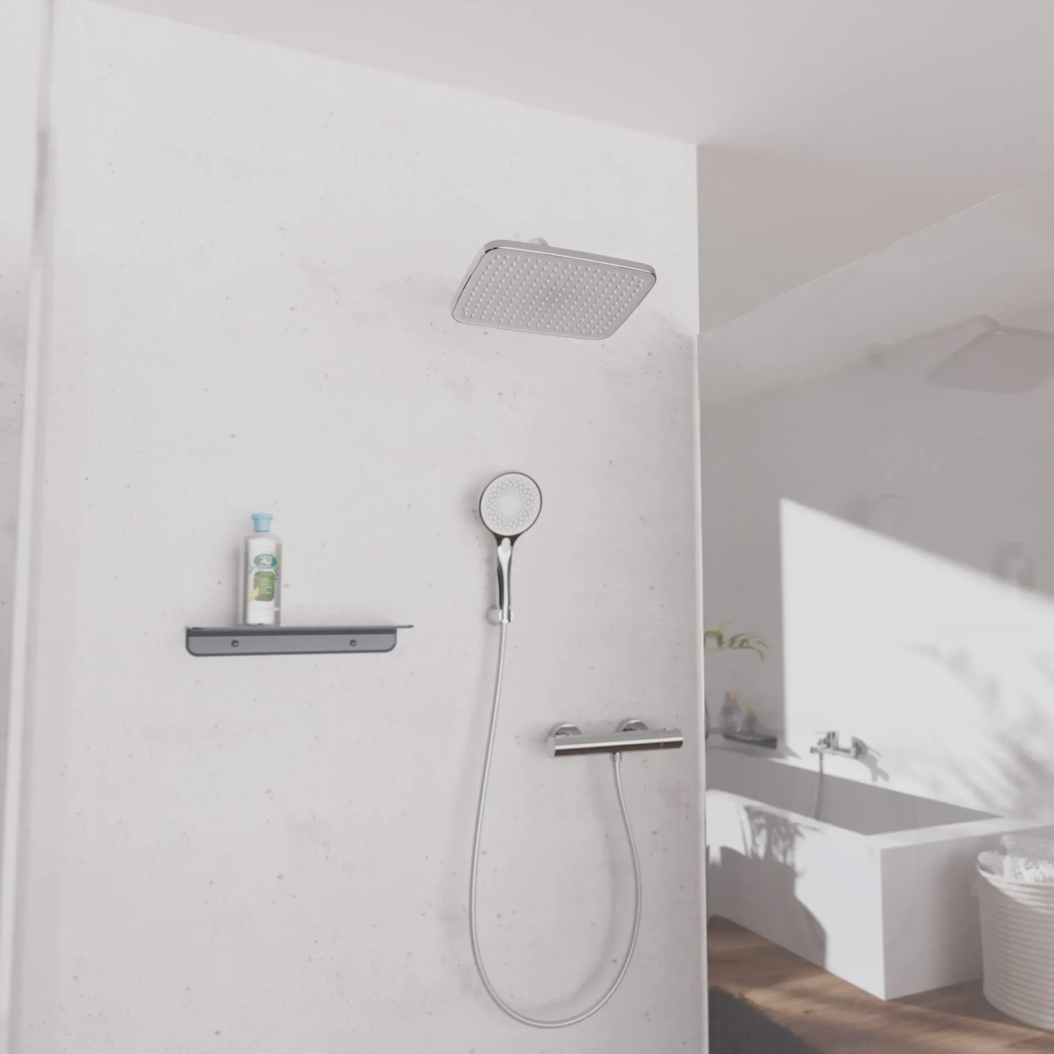 Quadratische Schütte Kopfbrause Lyon, Ø 26 cm, in Chrom-Hellgrau im Badezimmer.