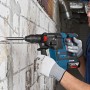 Bosch GBH 18V-26 Akku-Bohrhammer im Einsatz beim Stemmen an einer Wand.