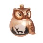 Braune Glaseule als Christbaumschmuck, 11cm. Wintermotiv mit Hirsch und Tannenbäumen. Festliche Weihnachtsdekoration.