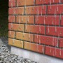 Mit MEM Fassaden-Imprägnierung geschützte Fassade mit abperlenden Wassertropfen.