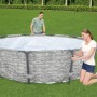 Bestway Stahlrahmenpool Steel Pro MAX, Ø 305 cm, grau, beim Aufbau im Garten.