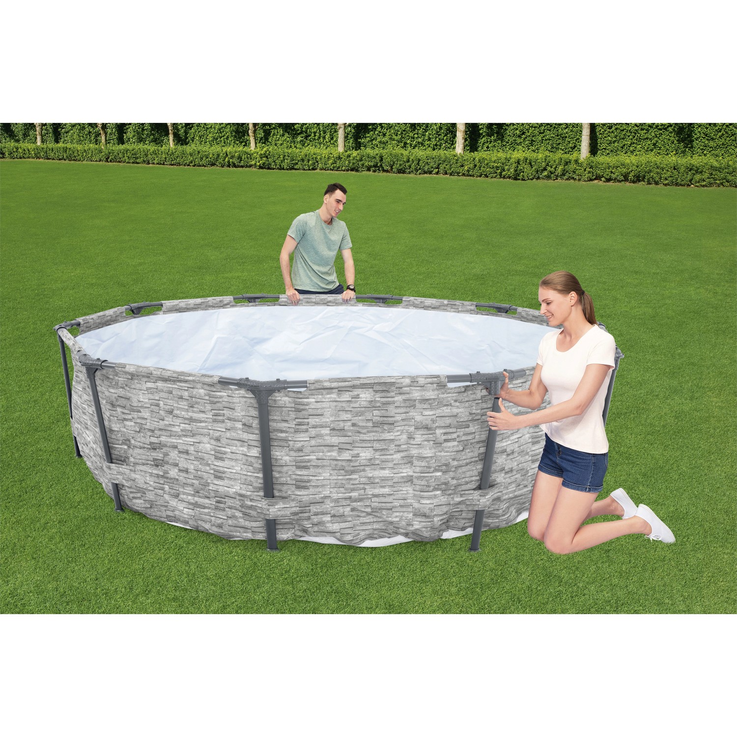 Bestway Stahlrahmenpool Steel Pro MAX, Ø 305 cm, grau, beim Aufbau im Garten.