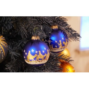 Blaues 4er-Set Krebs Glas Lauscha Weihnachtskugeln 'Bethlehem' (7cm) am Weihnachtsbaum.