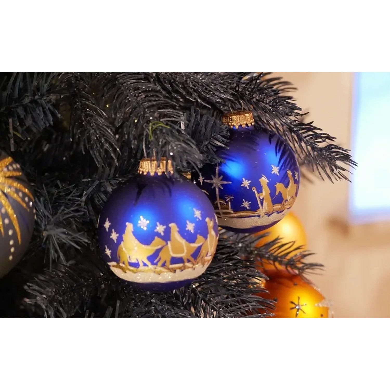 Blaues 4er-Set Krebs Glas Lauscha Weihnachtskugeln 'Bethlehem' (7cm) am Weihnachtsbaum.