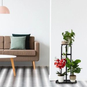 Schwarze Relaxdays Blumentreppe aus Stahl mit 4 Etagen, mit Pflanzen im modernen Wohnzimmer. Dekoratives Regal.