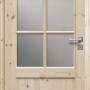 Radex Landhaus Zimmertür Kiefer, links, mit Glasausschnitt und silberner Türklinke.