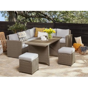 Beliani Lounge Set BARDI in Taupe: Gartenmöbel-Set mit Sofa, Tisch und Hockern aus Polyrattan.