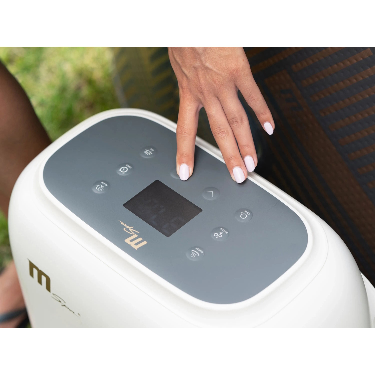 Nahaufnahme der Steuerung des MSpa Frame Whirlpools Mono AirJet mit Hydromassage.