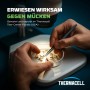 Thermacell Mückenabwehr: Mücken werden im Labor mit Pinzette untersucht.