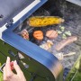Char-Broil Holzkohlegrill Charcoal 2Go mit Grillgut und verstellbarem Lufteinlass.