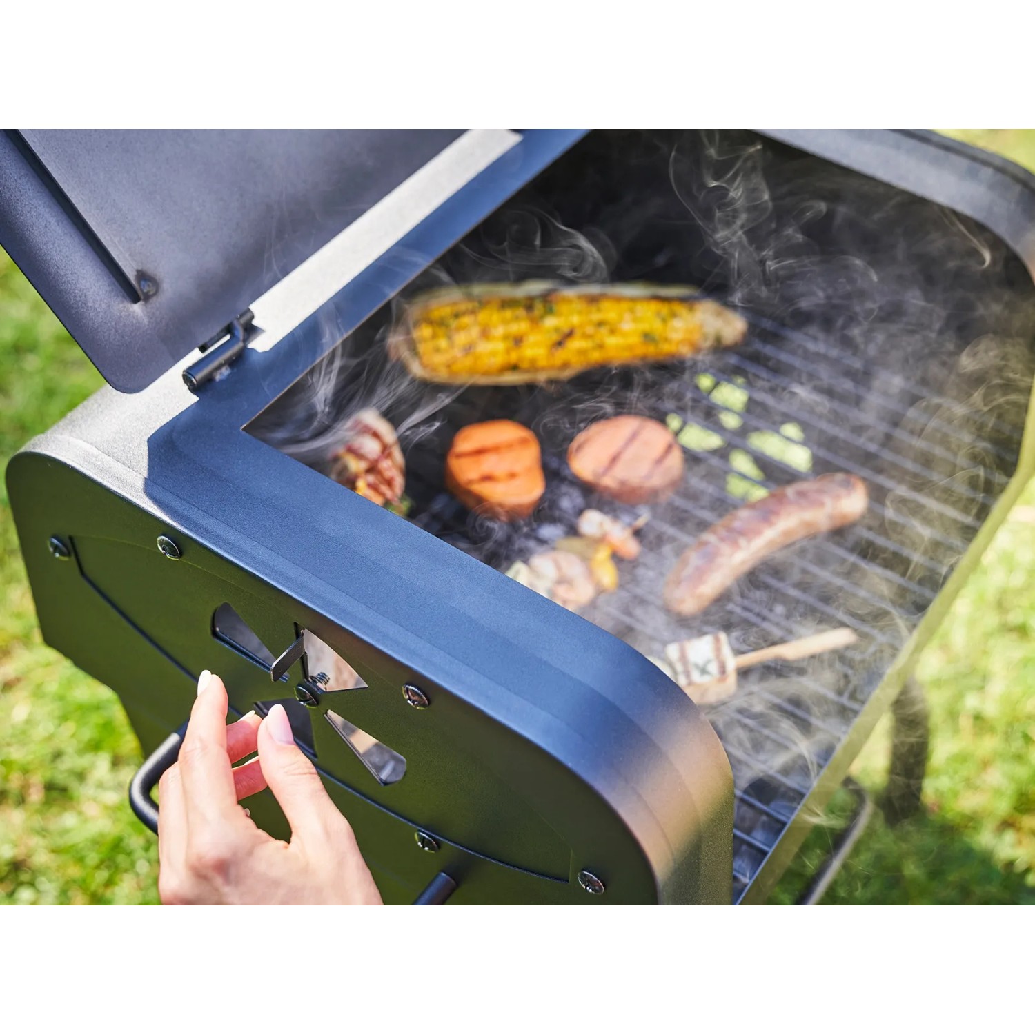 Char-Broil Holzkohlegrill Charcoal 2Go mit Grillgut und verstellbarem Lufteinlass.