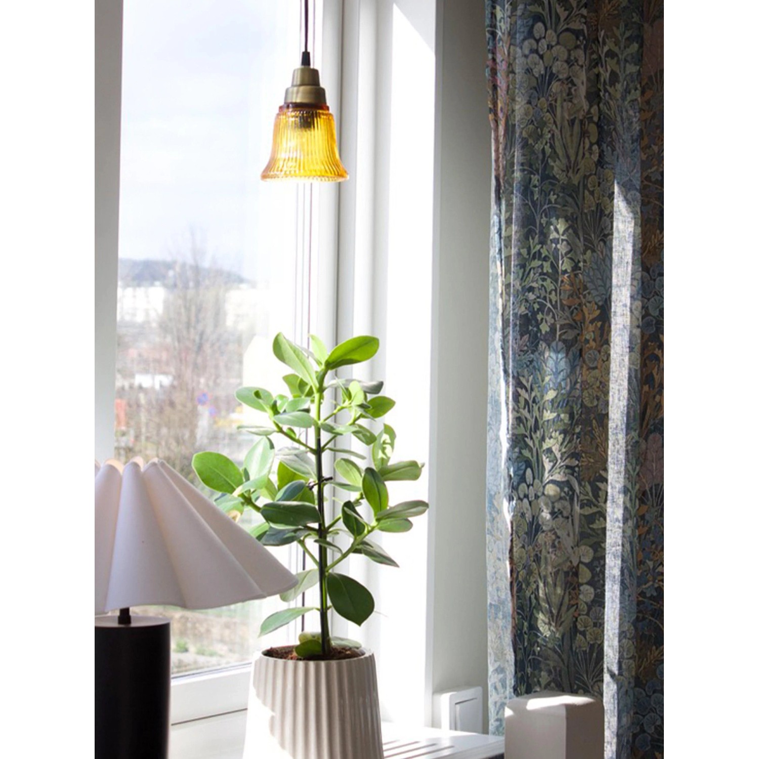PR Home Emmi Pendelleuchte: Kleine, bernsteinfarbene Glaslampe im Vintage-Stil mit Messingdetails.