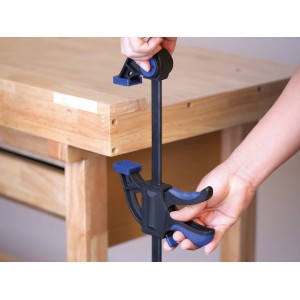 LUX Einhandzwinge beim Spannen von Holz, 300 mm, 2er-Set.