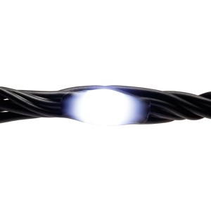 Nahaufnahme einer leuchtenden LED der OBI Lichterkette mit schwarzem Kabel. Zeigt kaltweißes Licht für Außenbeleuchtung.