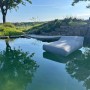 Anthrazitfarbene Best Doppelliege Alcudia, aufblasbare Luftmatratze im Wasser.