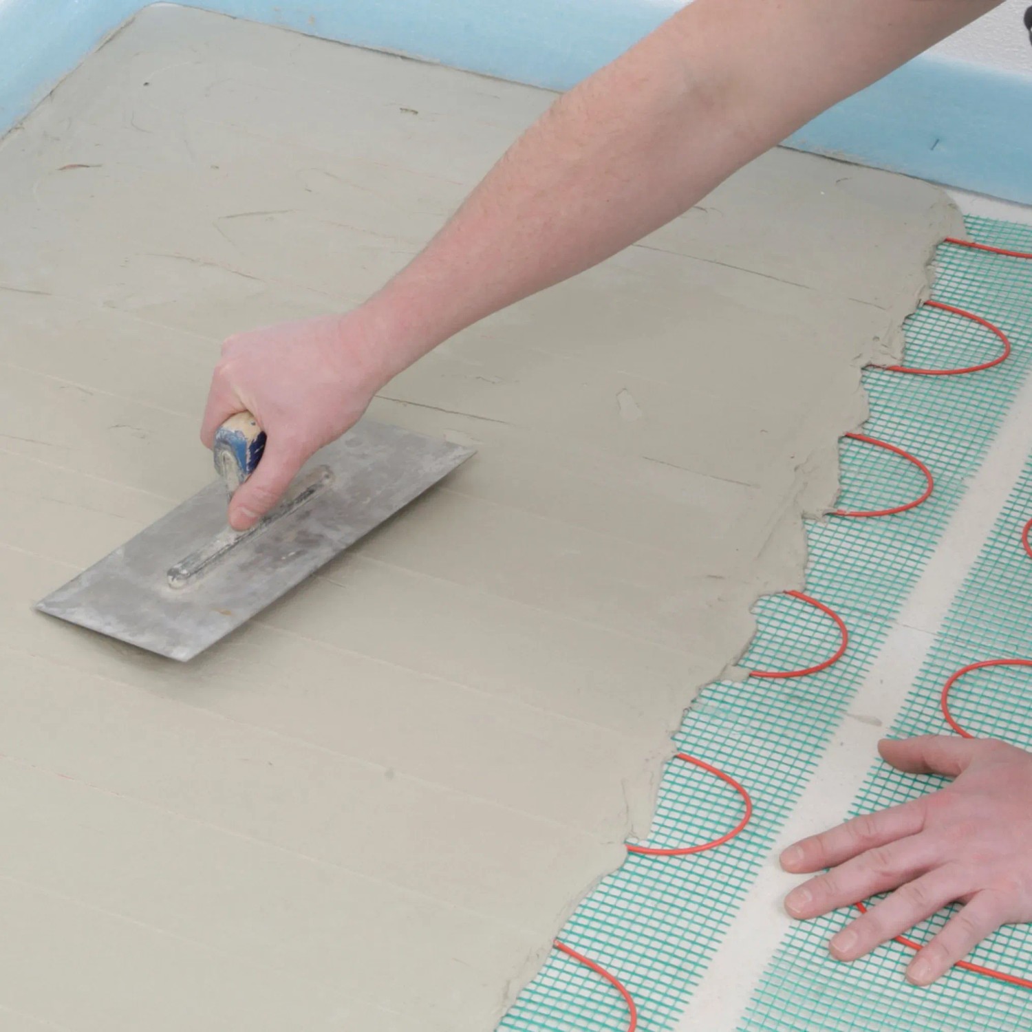 Verlegen der Perobe Elektro Fußbodenheizung 10m² Heizmatte mit Spachtel im Kleberbett.